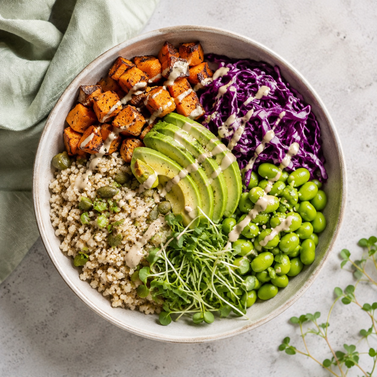 Voedzame bowl met quinoa, zoete aardappel en avocado