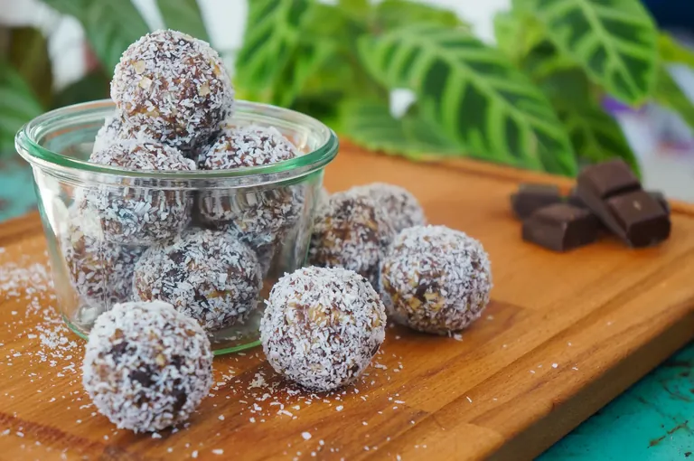 Huisgemaakte chocolade-kokosballetjes