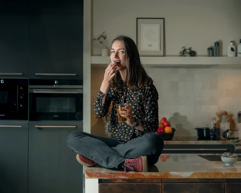 Esmée Borgts geniet van een gezonde snack in haar keuken